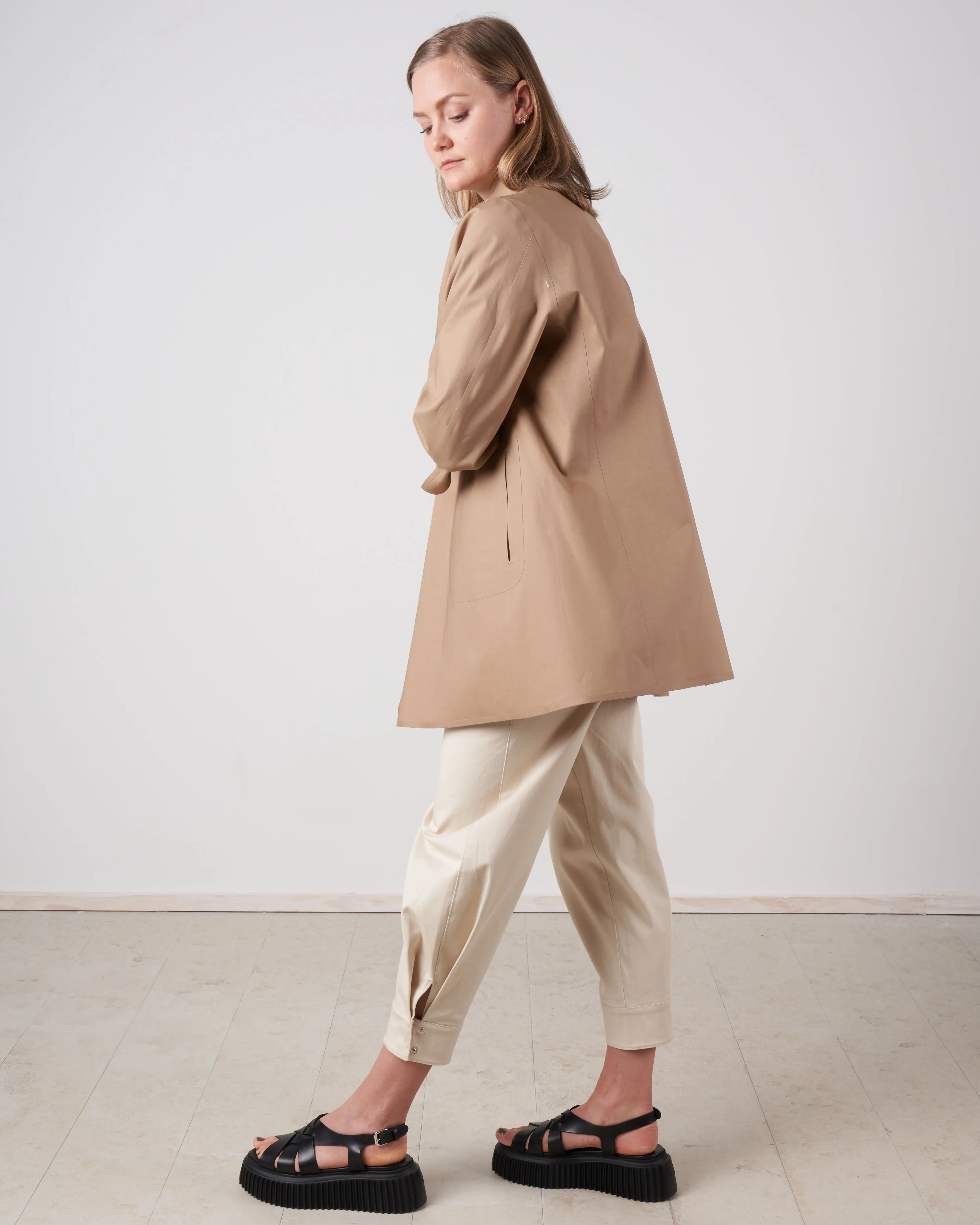 reversible waterproof mac - white/taupe