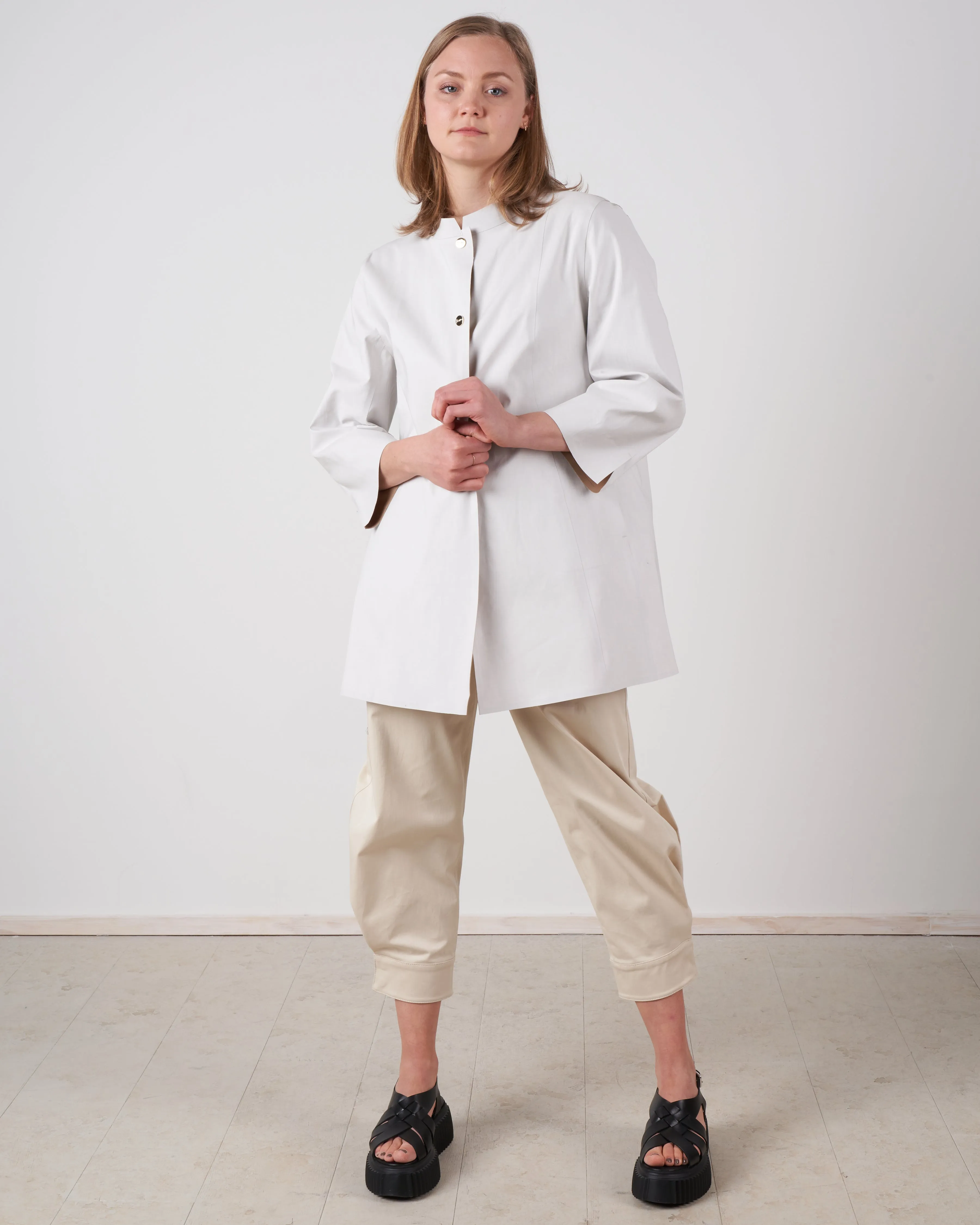 reversible waterproof mac - white/taupe
