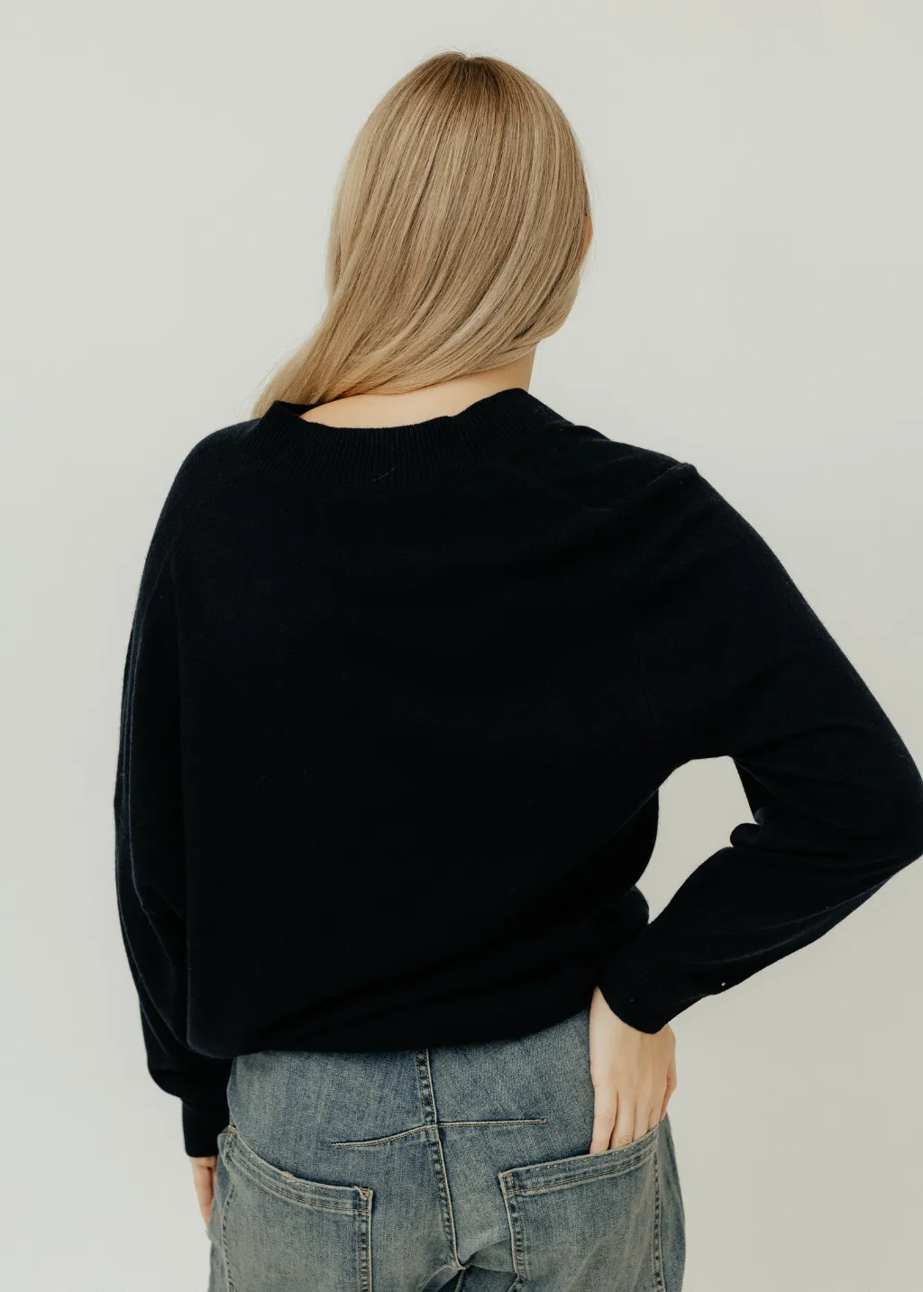 Tibi Washable Cashmere Warp V-Neck Pullover in Navy