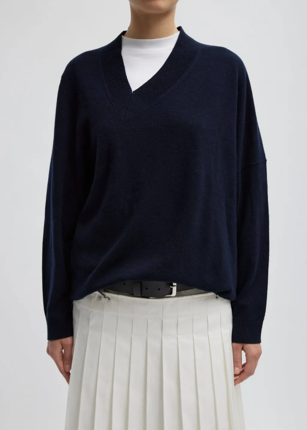 Tibi Washable Cashmere Warp V-Neck Pullover in Navy