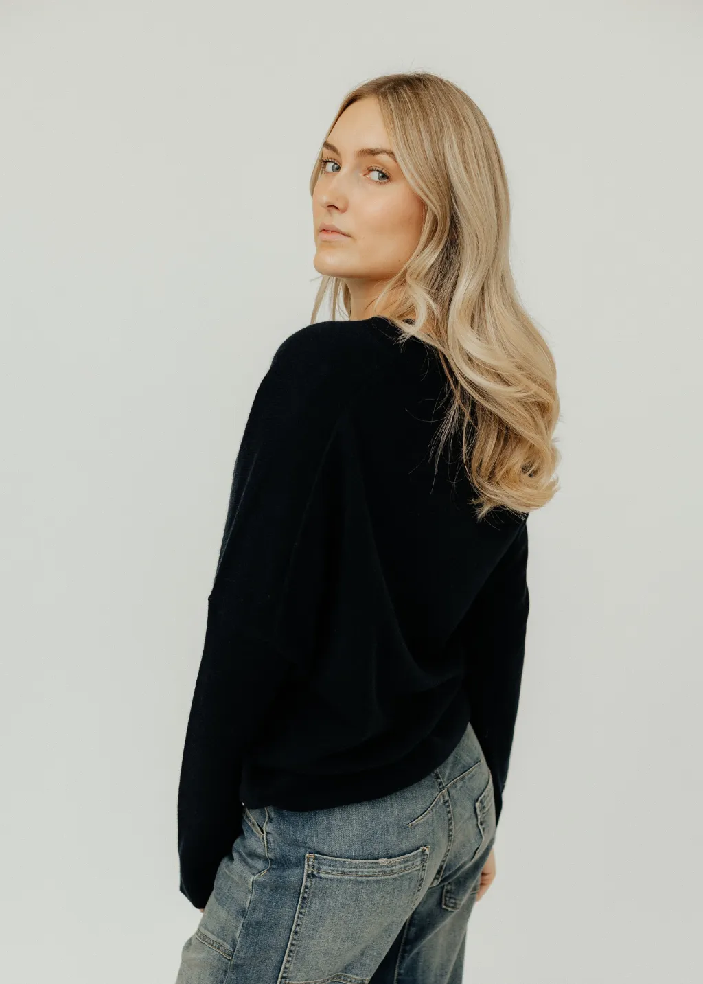 Tibi Washable Cashmere Warp V-Neck Pullover in Navy
